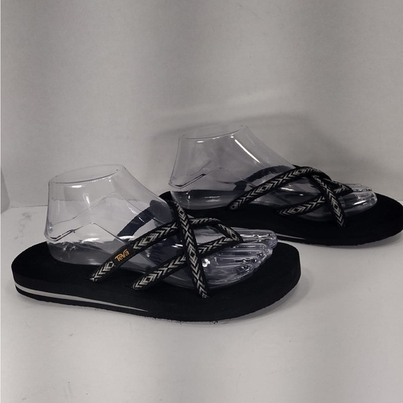 Teva Stylish Black and White flip flop size 9 pre
Owned Exellent condition - Picture 3 of 7